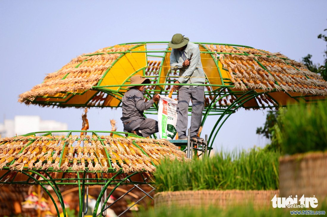 Đường hoa Nguyễn Huệ Tết dần lộ diện， du khách thích thú nàng Tỵ 'con gái miền Nam' - Ảnh 10.