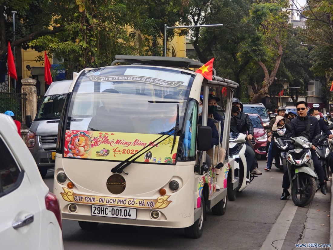 Phố phường Hà Nội nhộn nhịp， nượp người du xuân ngày mùng 1 Tết Ất Tỵ - Ảnh 4.