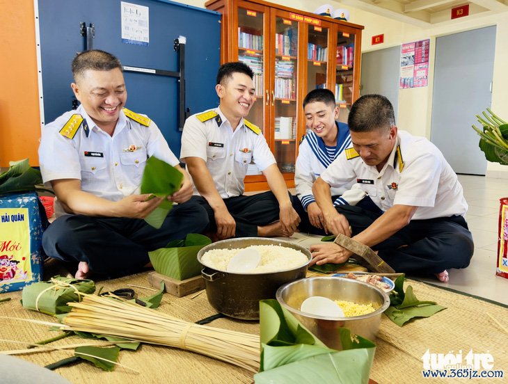 Tết xa nhà của lính hải quân: Gói bánh chưng trên nhà giàn - Ảnh 1.