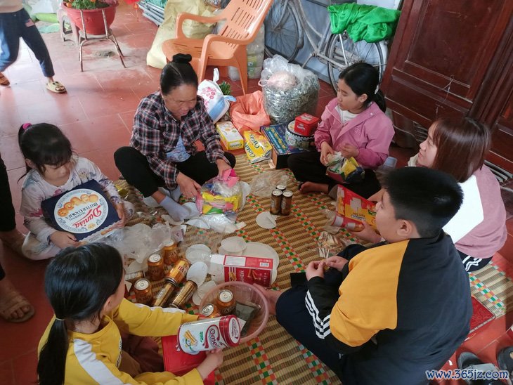 Mỗi lần con về quê dặn lòng không lấy gì, rồi cha mẹ lại dúi củ khoai, mớ rau ngoài vườn - Ảnh 1.